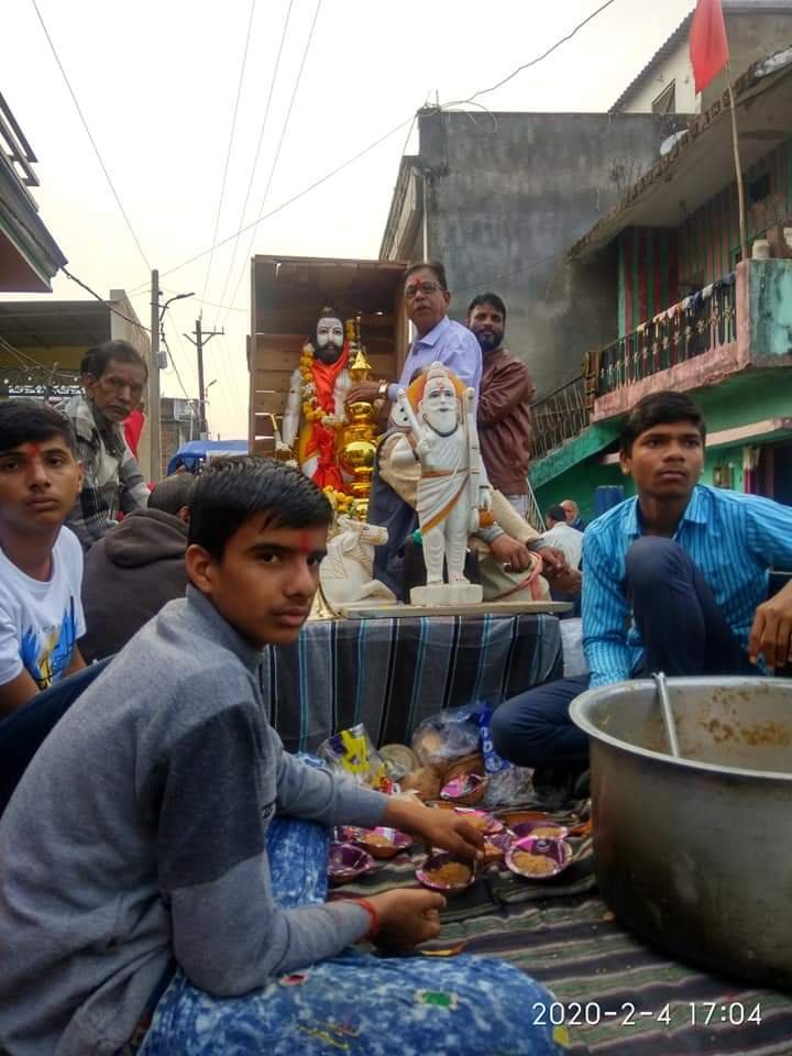 ■■■■ शिव परशुराम मंदिर की स्थापना  के एकमाह पूर्ण !!!एकमाह मेंनियमित पूजन अर्चन के साथ कई अनुष्ठान ■■■■             स्नेही स्वजनों,सनातन धर्म प्रेमियों एवम बैतूल ब्राह्मण समुदाय के समस्त परशुराम भक्तगण ...   आपको बताते हुए हर्ष हो रहा है की बैतूल के बडोरा क्षेत्र में नवनिर्मित शिव परशुराम मंदिर का आज पूरा एक माह सम्पन्न हो गया है । आज के दिन भगवान परशुराम एवम उनके आराध्य भगवान भोले नाथ अपनी शिव पंचायत के साथ पूर्ण वैभव के साथ   मंदिर में विराजित किये गए थे। कहा जाता है कलयुग में पाप अर्जित करना बहते हुए जल की दिशा में तैरने जैसा आसान होता है वहीं पुण्य अर्जित करना जलधारा के विपरीत दिशा में तैरने के समान दुष्कर है ।ये हम ओर आप सबका सौभाग्य ही है जो भगवान परशुराम नेअपने आराध्य गुरु भगवान भोलेनाथ एवम पूरे शिवपंचायत के साथ पूर्ण वैभव के साथ  प्राणप्रतिष्ठित करने का सौभाग्य हम आप सबको दिया है।अब जब सारे  आराध्य पूर्ण कृपा के साथ विराजित हो चुके है ऐसे में  अब हम ओर आप धर्मप्रेमियों की ये जिम्मेदारी है की भगवान परशुरामजी के प्रांगण में लगातर अलख जगाया जाए  जिससे सभी धर्मप्रेमियों को पुण्य लाभ अर्जित हो अतः आज ही समयानुसार यथाशक्ति  कारसेवा के लिए   स्वयम को प्रस्तुत करें... पिछले फरवरी  माह में  पूरे महीने भर की कर सेवा का   ब्यौरा निम्नानुसार है...1.मंदिर में मंत्रोपचार एवम षोडषोपचार हेतु कांछी काम कोटि पीठ के संस्कृत विद्यालय से वेदपाठी विद्वान आचार्य पं. ब्रजेश शुक्ल नियुक्त किये गए है जिनके आचार्यत्व में एक माह में प्रतिदिन नियमित पूजन अर्चन मंत्रोपचार आरती भोग को प्रातः9बजे एवम सायं 7.30 अपरान्ह को सम्पनन किया जा रहा है।2.पिछले एक माह में माँ दुर्गा शतचंडी  पाठ 100 से अधिके आवर्तियाँ के साथ सम्पन की गयीं 3.पिछले माह में (11अवर्तियों) मंत्रोपचार एवम  षोडशोपचार एवम नमक-चमक युक्त रुद्राभिषेक सम्पन्न किये गए ।4.आगामी  मार्च माह के विशेष अनुष्ठान में  नव ग्रह शान्ति जाप ,प्रदोष रुद्राभिषेक,नवरात्रिउपासना(25 मार्च से) दुर्गा सप्तशती पाठ, सम्पन्न किये जायेंगे...अगर स्थापना के बाद आपने अभी तक स्वयम को भगवन की कारसेवा में स्वयम को प्रस्तुत नही किया हो तो अतिशीघ्र बढोरा मंदिर में उपस्थित होकर पं ब्रजेश शुक्ल से सम्पर्क कर पूण्य लाभ अर्जित करें ...(सम्पर्क मो.9893567221-पं ब्रजेश शुक्ल)